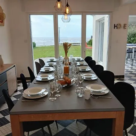 Maisons De Familles Beachfront Holiday home *